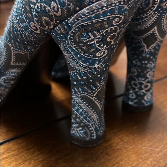 Women’s BCBGirls Blue Metallic Silver Fabric Open Toe
Heels -sz 7.5 B Victorian - Picture 5 of 11